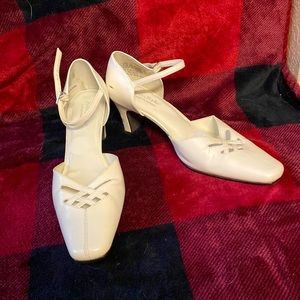 Size 8, vintage, white leather heels, soft style by hush puppies